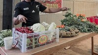 Sebelum bergabung menjadi kontestan di MasterChef Indonesia, Adi merupakan seorang petani cabai yang datang dari Tanah Datar, Sumatera Barat. Usaha kebun cabai yang dimilikinya ini juga terbilang cukup sukses. Foto: Instagram/adi.mci8
