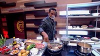 Berusaha untuk mengadu nasib dan membuktikan kemampuannya, Lord Adi memberanikan diri untuk datang ke Jakarta dan mengikuti audisi MasterChef Indonesia. Tak disangka ternyata masakan sederhana yang dibuatnya membawa ia lolos bergabung ke galeri MasterChef. Foto: Instagram/adi.mci8