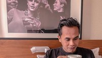 Disela-sela kesibukannya semasa berkompetisi di ajang MasterChef  Lord Adi hobi minum kopi. Kopi menjadi pilihannya untuk mengembalikan energi dan meningkatkan fokusnya yang sangat dibutuhkan saat berkompetisi. Foto: Instagram/adi.mci8