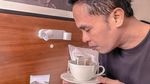 Gaya Ngopi Lord Adi dan Momennya di Galeri MasterChef