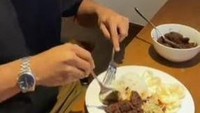 Berasal dari Sumatera Barat membuat Adi juga begitu menguasai cara membuat berbagai masakan Padang. Salah satunya adalah rendang yang diakui kelezatannya oleh para juri MasterChef pada tantangan membuat tumpeng. Foto: Instagram/adi.mci8