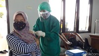 Tri Tungga Dewi (25) warga Desa Gumukrejo, Kecamatan Teras, mengikuti vaksinasi di Balai Desa setempat. Dia sudah menunggu-nunggu bisa mendapatkan vaksin COVID-19.