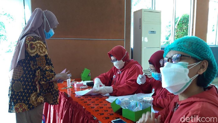 Pemkab Boyolali mulai melakukan vaksinasi terhadap ibu hamil dengan usia kandungan 13-33 minggu. Para Bumil pun mengungkapkan kegembiraannya.