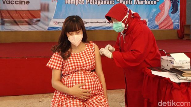 Pemkab Boyolali mulai melakukan vaksinasi terhadap ibu hamil dengan usia kandungan 13-33 minggu. Para Bumil pun mengungkapkan kegembiraannya.