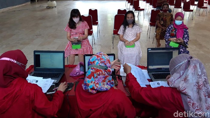 Gembiranya Bumil di Boyolali Memperoleh Vaksin COVID-19 Pemkab Boyolali mulai melakukan vaksinasi terhadap ibu hamil dengan usia kandungan 13-33 minggu. Para Bumil pun mengungkapkan kegembiraannya.