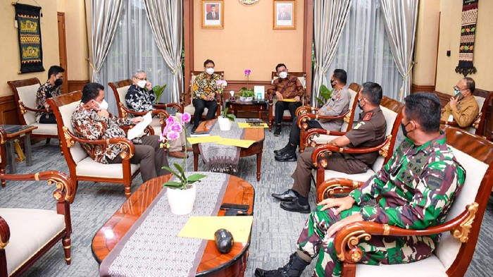 Gubernur Kepri Ansar Ahmad saat bertemu Menkes Budi Gunadi Sadikin (Foto: Istimewa)