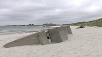 Kawasan pantai ini memang memiliki beberapa peninggalan perang yang masih tersisa. 
