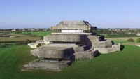 Bunker ini berada di Pantai Breton di Saint-Pabu, Prancis utara.