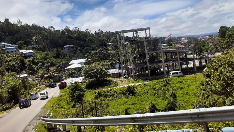 Jalanan di Fakfak Papua Fakfak, Papua Barat dikenal sebagai kota pala, karena pala menjadi komoditas ekspor. Namun, belum banyak yang tahu bahwa Fakfak memiliki sistem transportasi unik.