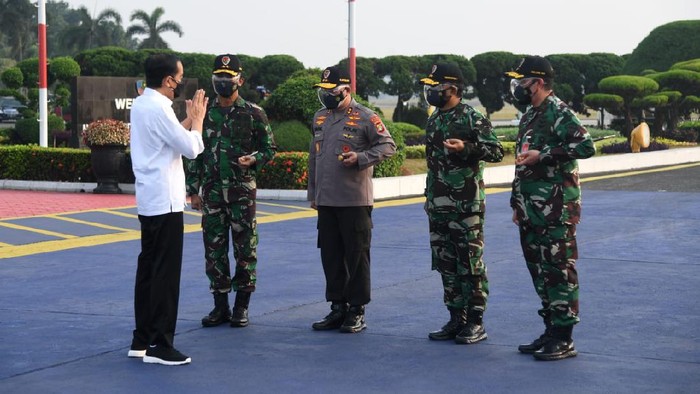 Jokowi Bareng Prabowo Tinjau Vaksinasi di Kaltim Presiden Jokowi akan meninjau vaksinasi hingga peresmian tol di Kaltim. Menhan Prabowo Subianto turut mendampingi Jokowi.