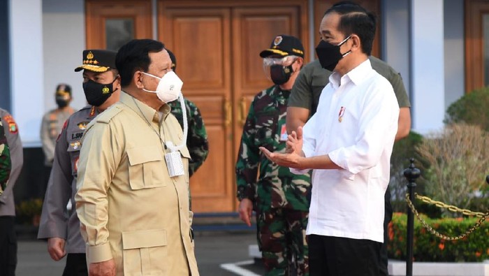 Jokowi Bareng Prabowo Tinjau Vaksinasi di Kaltim Presiden Jokowi akan meninjau vaksinasi hingga peresmian tol di Kaltim. Menhan Prabowo Subianto turut mendampingi Jokowi.