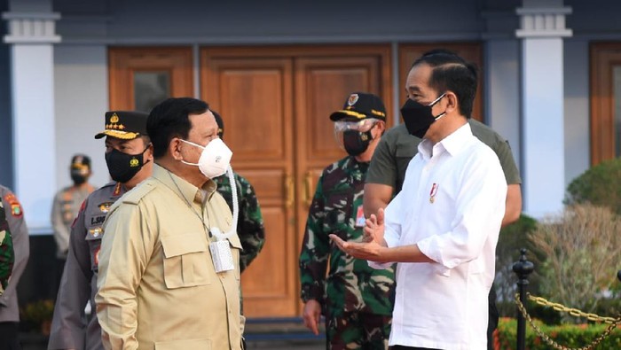 Jokowi ditemani Prabowo tinjau vaksinasi di Kaltim