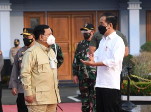 Ditemani Prabowo, Jokowi Tinjau Vaksinasi-Resmikan Tol di Kaltim
