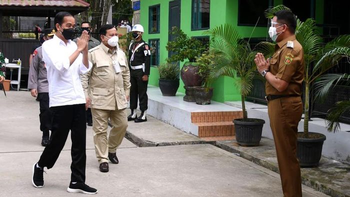 Presiden Jokowi meninjau vaksinasi COVID-19 bagi pelajar di Samarinda, Kaltim bersama Menhan Prabowo Subianto. Begini potretnya.