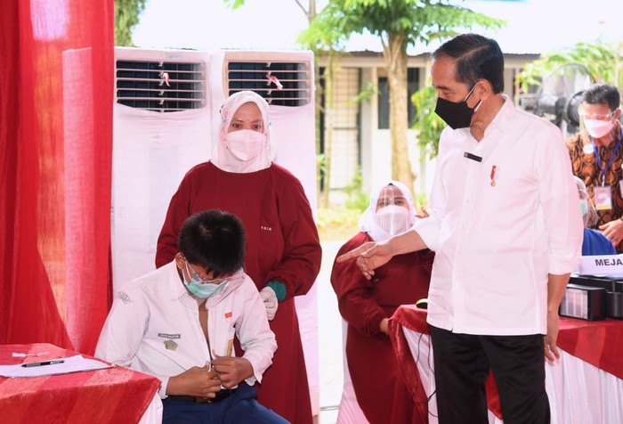 Presiden Jokowi meninjau vaksinasi COVID-19 bagi pelajar di Samarinda, Kaltim bersama Menhan Prabowo Subianto. Begini potretnya.