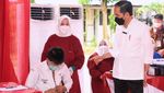 Gimana Rasanya Divaksin COVID-19 Diawasi Duet Jokowi-Prabowo?