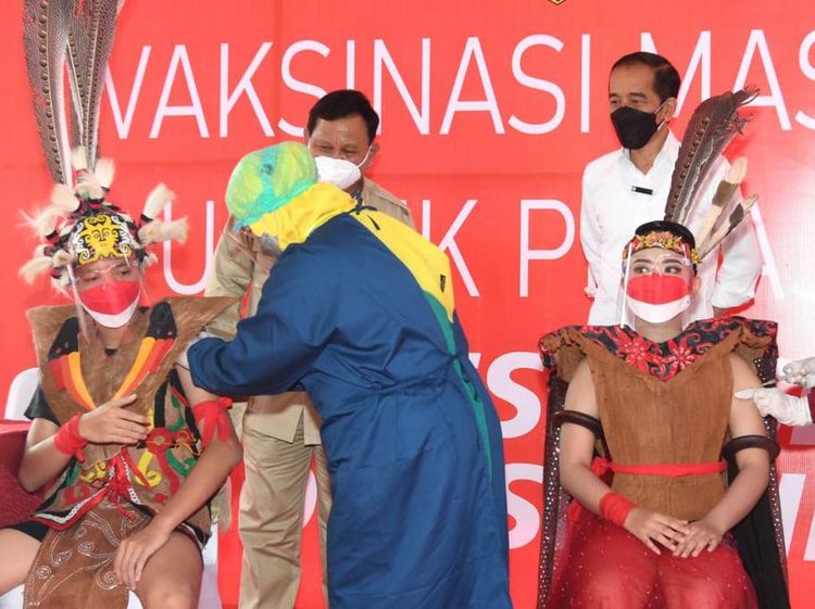 Gimana Rasanya Divaksin COVID-19 Diawasi Duet Jokowi-Prabowo?
