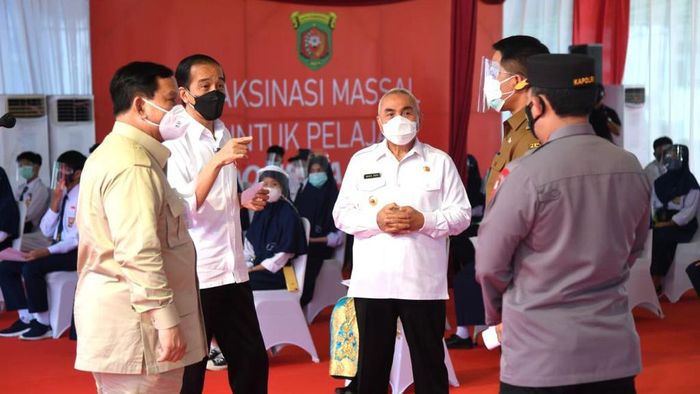 Presiden Jokowi meninjau vaksinasi COVID-19 bagi pelajar di Samarinda, Kaltim bersama Menhan Prabowo Subianto. Begini potretnya.
