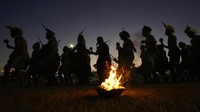 Laki-laki adat melakukan tarian ritual saat kelompok adat mendirikan kamp Luta pela Vida atau Perjuangan untuk Kehidupan, di Brasilia, Brasil, Senin (23/8/2021) waktu setempat.  