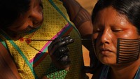Para masyarakat adat suku-suku asli di Brasil memprotes keputusan Mahkamah Agung Brasil yang mengancam tanah-tanah adat mereka.  