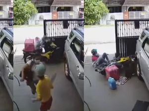 Kasihan! Pengantar Makanan Ini Dikejar Anjing Sampai Nabrak Pagar Rumah