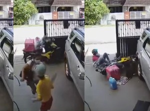 Kasihan! Pengantar Makanan Ini Dikejar Anjing Sampai Nabrak Pagar Rumah