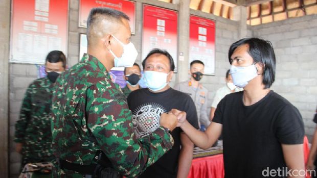 Kasus anggota TNI menghajar warga karena dipicu kepala Dandim/1606 Buleleng dipukul berakhir damai. Lewat mediasi, warga dan pihak Kodim saling meminta maaf. (dok Polres Buleleng)