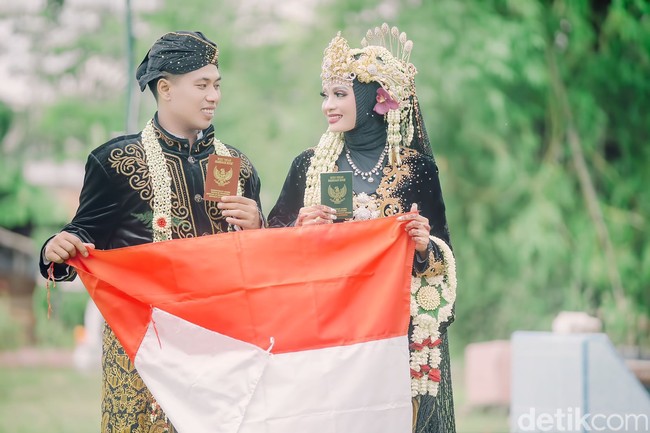 Wanita 23 tahun itu mengaku jika video yang menampilkan dirinya melakukan pemotretan di dekat kuburan tersebut dibuat setelah acara resepsi pernikahannya. Awal mulanya mas Fuad fahrozi salah satu fotografer Bangkalan yang kami pilih untuk memotret dan mengabadikan momen kami. Mas Fuad bertanya kepada saya apakah ada background alam yang natural dekat dekat sini? Agak susah mas karena bangunan di sekitar rumah saya padat penduduk, tapi ada halaman kebun tetangga saya tidak terlalu besar, jelasnya. Foto: Dok. prewedding_bangkalan.