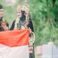 Wanita 23 tahun itu mengaku jika video yang menampilkan dirinya melakukan pemotretan di dekat kuburan tersebut dibuat setelah acara resepsi pernikahannya. Awal mulanya mas Fuad fahrozi salah satu fotografer Bangkalan yang kami pilih untuk memotret dan mengabadikan momen kami. Mas Fuad bertanya kepada saya apakah ada background alam yang natural dekat dekat sini? Agak susah mas karena bangunan di sekitar rumah saya padat penduduk, tapi ada halaman kebun tetangga saya tidak terlalu besar, jelasnya. Foto: Dok. prewedding_bangkalan.