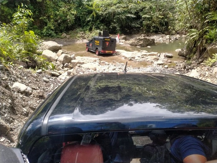 KKB pimpinan Tenius Gwijangge membunuh dua pekerja pembangunan jembatan di Yahukimo, Papua. KKB ini diduga memiliki 6 pucuk senjata api berbagai jenis. (dok Polda Papua)