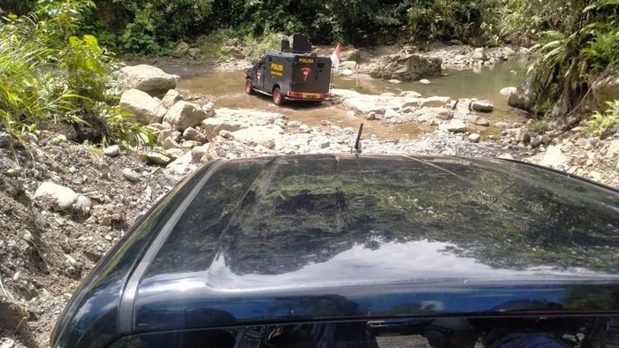 KKB pimpinan Tenius Gwijangge membunuh dua pekerja pembangunan jembatan di Yahukimo, Papua. KKB ini diduga memiliki 6 pucuk senjata api berbagai jenis. (dok Polda Papua)