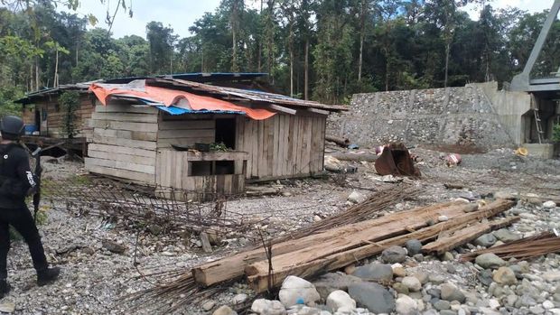 KKB pimpinan Tenius Gwijangge membunuh dua pekerja pembangunan jembatan di Yahukimo, Papua. KKB ini diduga memiliki 6 pucuk senjata api berbagai jenis. (dok Polda Papua) KKB pimpinan Tenius Gwijangge membunuh dua pekerja pembangunan jembatan di Yahukimo, Papua. KKB ini diduga memiliki 6 pucuk senjata api berbagai jenis. (dok Polda Papua)