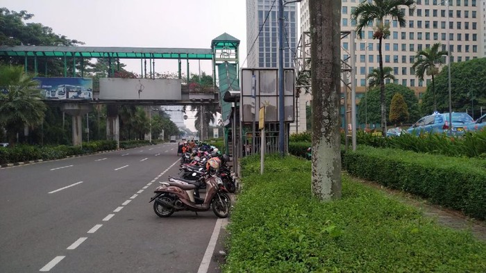 Kondisi Halte Atletik  Jl Asia Afrika, Senayan (24/8/2021) pukul 15.30 WIB.