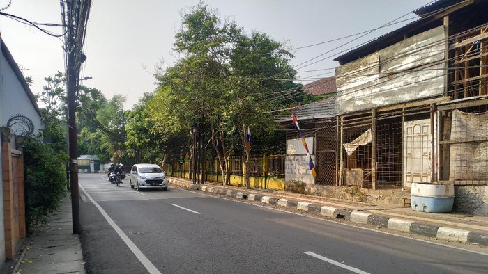 Kondisi Jl Duren Bangka Jakarta Selatan (Jaksel) tanpa truk yang parkir sembarangan pada Selasa (24/8/2021).