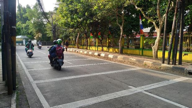 Kondisi Jl Duren Bangka Jakarta Selatan (Jaksel) tanpa truk yang parkir sembarangan pada Selasa (24/8/2021).