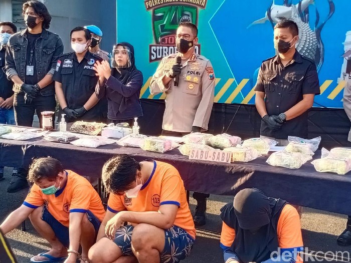 Polisi Surabaya menangkap tiga pelaku dalam kasus peredaran sabu. Mereka merupakan jaringan antarpulau.