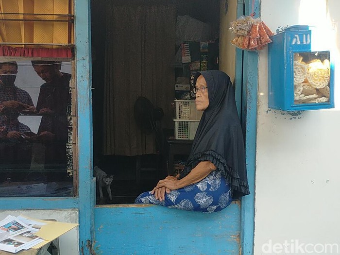 Seorang lansia di Kota Surabaya ini hidup sebatang kara. Namun selama pandemi COVID-19 ia belum pernah menerima bantuan sosial, termasuk bantuan permakanan dari Pemkot.