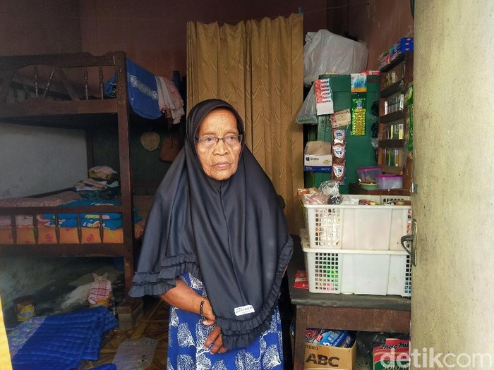 Seorang lansia di Kota Surabaya ini hidup sebatang kara. Namun selama pandemi COVID-19 ia belum pernah menerima bantuan sosial, termasuk bantuan permakanan dari Pemkot.