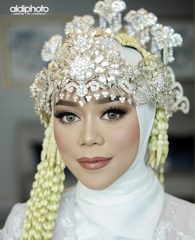 Wolipop menghubungi Bennu Sorumba melalui telepon untuk mengetahui kisah lengkap postingan yang sudah dihapus tersebut. Orang mikirnya aku yang pasangin siger Lesti. Jadi aku cuek aja seolah aku yang pasangi siger. Makanya aku harus tetap berbicara karena posisi siger itu kan senyamannya Lesti, ungkap Bennu kepada Wolipop, Selasa (24/8/2021). Foto: Dok. Instagram @aldiphoto.