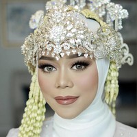 Wolipop menghubungi Bennu Sorumba melalui telepon untuk mengetahui kisah lengkap postingan yang sudah dihapus tersebut. Orang mikirnya aku yang pasangin siger Lesti. Jadi aku cuek aja seolah aku yang pasangi siger. Makanya aku harus tetap berbicara karena posisi siger itu kan senyamannya Lesti, ungkap Bennu kepada Wolipop, Selasa (24/8/2021). Foto: Dok. Instagram @aldiphoto.