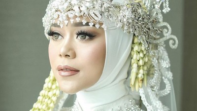 8 Foto Lesti Kejora Pakai Siger Sunda Saat Menikah yang Bikin Netizen Debat
