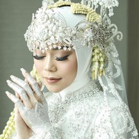 Lesti menggunakan busana adat Sunda di hari akad nikahnya. Penampilannya dilengkapi dengan hijab dan hiasan kepala siger serta ronce melati. Sang makeup artist Bennu Sorumba mengatakan jika makeup Lesti bertema Hollywood Glam. Foto: Dok. Instagram @aldiphoto.