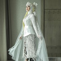 Lesti Kejora menggunakan busana adat Sunda di hari akad nikahnya. Penampilannya dilengkapi dengan hijab dan hiasan kepala siger serta ronce melati. Foto: Dok. Instagram @aldiphoto.