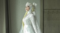 Kebaya ini dipakai saat Lesti Kejora dan Rizky Billar menggelar akad nikah. Foto: Dok. Instagram @aldiphoto.