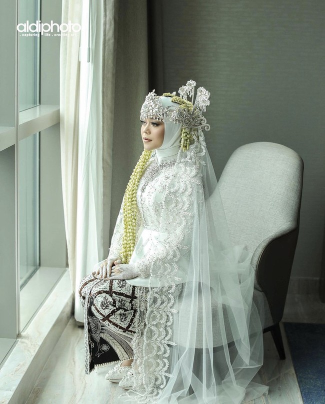 Pertanyaan ini bukan hanya dari kalangan netizen tapi dari teman-teman terdekat aku juga soal sigernya dede kenapa bisa ke bawah nutupin alis.. ok akan jawab. Jadi penata rambutnya itu bukan baru, dia sudah sering banget kerjasama sama semua MUA hits Indonesia dan Jatu dihayer langsung sama dede @jatupurwanti, tulis Benu. Foto: Dok. Instagram @aldiphoto.