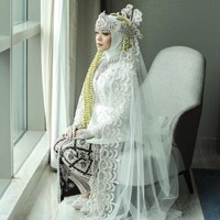 Pertanyaan ini bukan hanya dari kalangan netizen tapi dari teman-teman terdekat aku juga soal sigernya dede kenapa bisa ke bawah nutupin alis.. ok akan jawab. Jadi penata rambutnya itu bukan baru, dia sudah sering banget kerjasama sama semua MUA hits Indonesia dan Jatu dihayer langsung sama dede @jatupurwanti, tulis Benu. Foto: Dok. Instagram @aldiphoto.