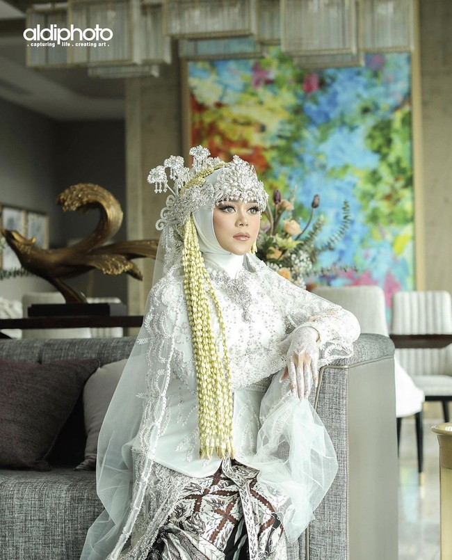 Dan saat sigernya dipasang aku sudah bilang sigernya dinaikin biar alisnya kelihatan. Tapi request dede harus ke bawah karena itu yang membuat dede nyaman. Jadi kita gak bisa maksain client harus seperti apa maunya kita, tapi yang paling penting sang pengantin nyaman, lanjutnya lagi. Foto: Dok. Instagram @aldiphoto.