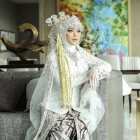 Dan saat sigernya dipasang aku sudah bilang sigernya dinaikin biar alisnya kelihatan. Tapi request dede harus ke bawah karena itu yang membuat dede nyaman. Jadi kita gak bisa maksain client harus seperti apa maunya kita, tapi yang paling penting sang pengantin nyaman, lanjutnya lagi. Foto: Dok. Instagram @aldiphoto.