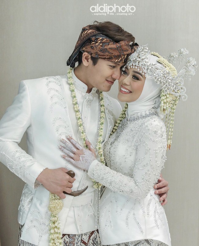 Inilah penampilan Lesti Kejora dan Rizky Billar resmi menikah pada Kamis (19/8/2021) di Intercontinental Hotel Pondok Indah, Jakarta Selatan. Adalah makeup artist Bennu Sorumba, sosok yang berada di balik penampilan cantik Lesti di hari bahagianya. Foto: Dok. Instagram @aldiphoto.