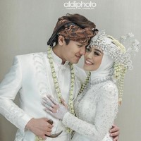 Inilah penampilan Lesti Kejora dan Rizky Billar resmi menikah pada Kamis (19/8/2021) di Intercontinental Hotel Pondok Indah, Jakarta Selatan. Adalah makeup artist Bennu Sorumba, sosok yang berada di balik penampilan cantik Lesti di hari bahagianya. Foto: Dok. Instagram @aldiphoto.